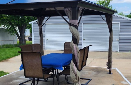 Perry House | A real charmer built in 1915 , pet friendly , located next to Mark Twain lake.