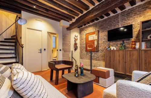 Quartier Sainte-Avoye Apartment | A REFINED PIED-À-TERRE COMBINES PARISIAN CHARM WITH MODERN COMFORT – LE MARAIS