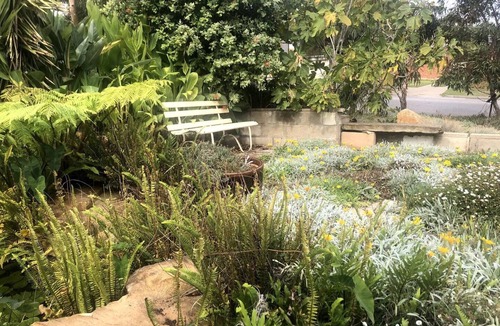 Christies Beach House | A Relaxed Coastal Home. Pet-friendly!