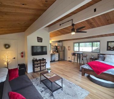 Douglas County House | A Restful Studio Near a Creek and Forest - Pet Friendly
