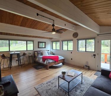Douglas County House | A Restful Studio Near a Creek and Forest - Pet Friendly