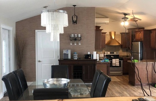 Campbellford Cottage | A Reunion Retreat