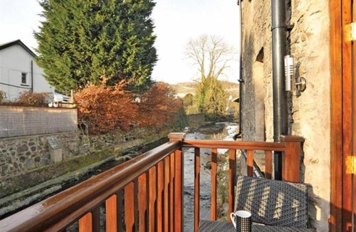 Staveley House | A River Runs By