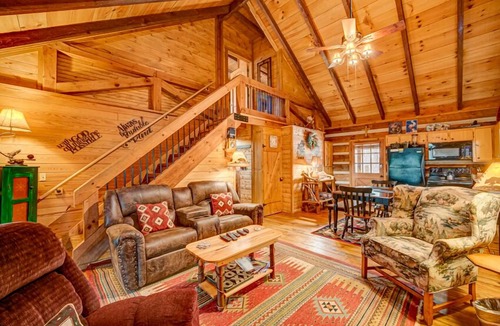 Dial Cabin | A River Runs Through It - River front | Hot Tub | Pool Table | Fire pit