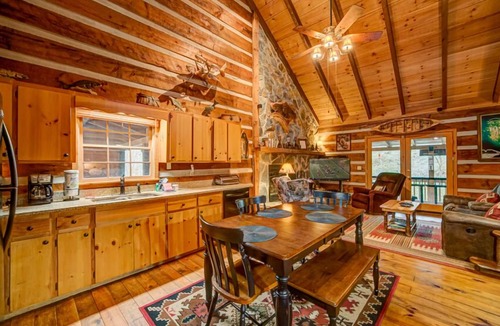 Dial Cabin | A River Runs Through It - River front | Hot Tub | Pool Table | Fire pit