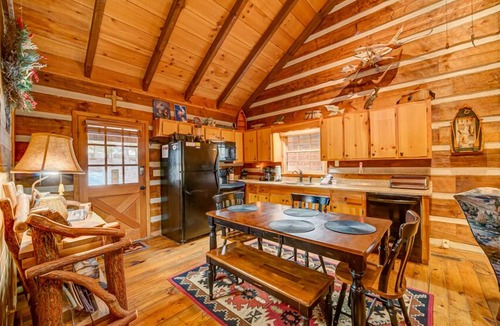 Dial Cabin | A River Runs Through It - River front | Hot Tub | Pool Table | Fire pit