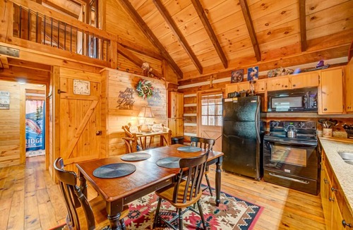 Dial Cabin | A River Runs Through It - River front | Hot Tub | Pool Table | Fire pit