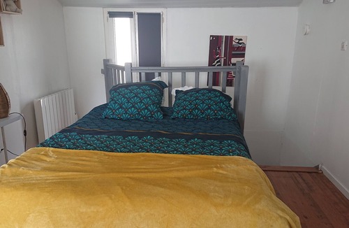 Villeneuve-en-Retz Bed & Breakfast | A room in an outbuilding