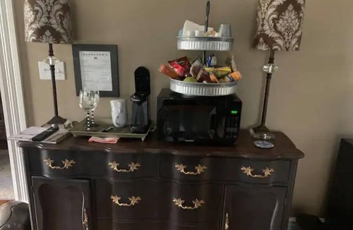 Bardstown Apartment | A Room Off Broadway, a prime downtown hideaway