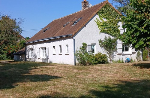 Mesland House | A rustic farmhouse with all the comforts, featuring a tree-lined garden and a pool