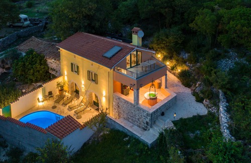 Ripenda Kosi House | A rustic stone house with pool and sea views.