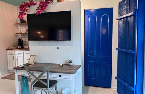 Riverside Apartment | A Santorini Escape w Bikes in Walkable Riverside