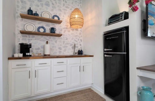 Riverside Apartment | A Santorini Escape w Bikes in Walkable Riverside