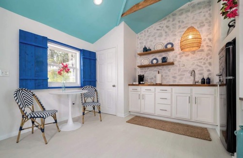 Riverside Apartment | A Santorini Escape w Bikes in Walkable Riverside