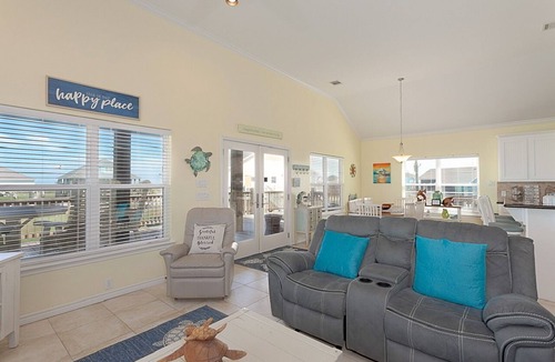 Port Bolivar House | A SASSY SEAGULL - Super cute w/Cargo Lift, Fenced Yard, close to beach!