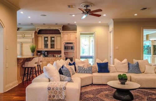 Auburndale House | A serene lake side estate