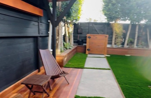 Del Rey House | A serene setting perfect for relaxation just moments away from Playa Vista.