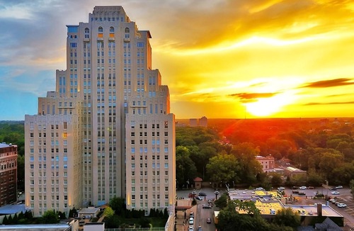 Central West End Apartment | A short drive away from Saint Louis Science Center! W/Pool, Parking & Cinema!