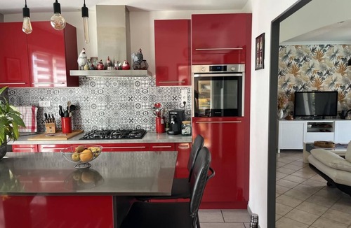 Manduel House | A single-storey house in a quiet subdivision with swimming pool and parking.