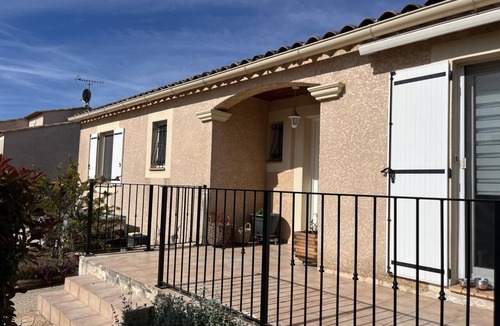 Manduel House | A single-storey house in a quiet subdivision with swimming pool and parking.