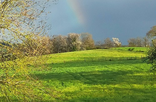 Rieupeyroux House | A small house above the meadows. Light, space and silence.