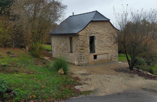 Rieupeyroux House | A small house above the meadows. Light, space and silence.