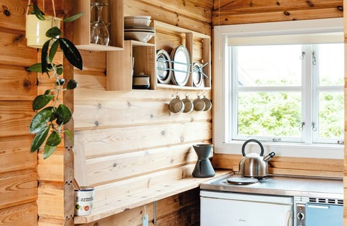 Fjand Badeby House | A small wooden hut in a large community