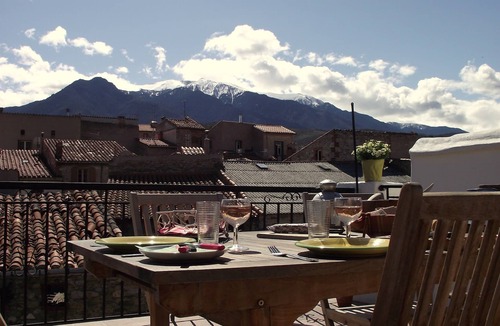 Prades House | A Spacious 18th‑Century Townhouse with Roof Terrace & Mountain Views—Sleeps 10