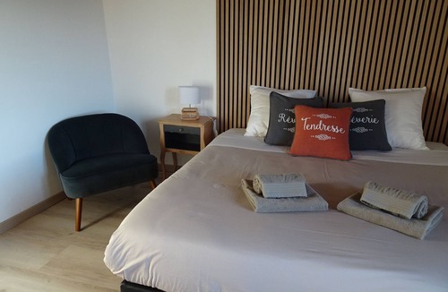 Venterol Bed & Breakfast | A spacious, bright room for a sunny stay