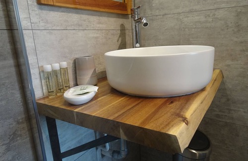 Venterol Bed & Breakfast | A spacious, bright room for a sunny stay