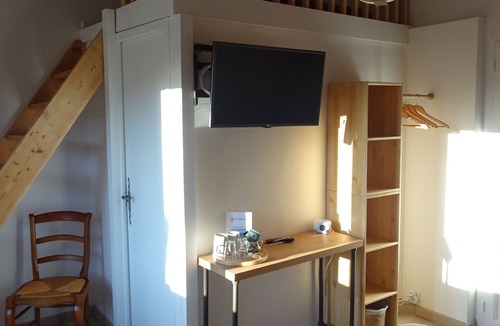 Venterol Bed & Breakfast | A spacious, bright room for a sunny stay