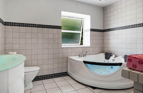 Snertinge House | A spacious cottage surrounded by golden fields awaits you.