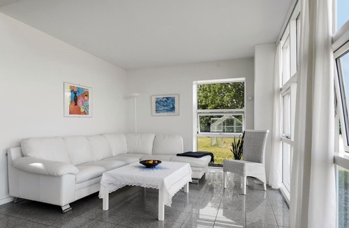 Snertinge House | A spacious cottage surrounded by golden fields awaits you.