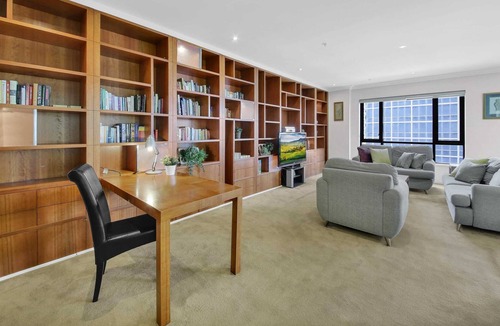 Melbourne Central Business District Apartment | A Spacious & Cozy 3BR Home With FREE Parking