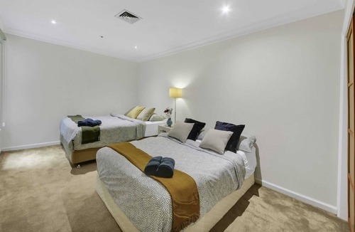 Melbourne Central Business District Apartment | A Spacious & Cozy 3BR Home With FREE Parking