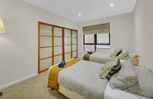 Melbourne Central Business District Apartment | A Spacious & Cozy 3BR Home With FREE Parking