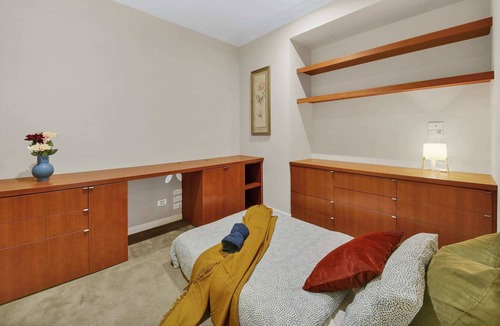 Melbourne Central Business District Apartment | A Spacious & Cozy 3BR Home With FREE Parking