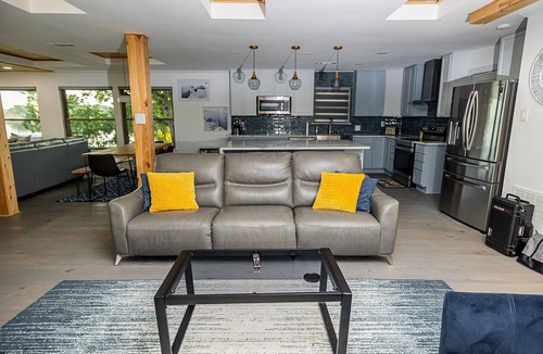 Lake Bridgeport House | A Spacious Lake House - Access to Lake Beach!