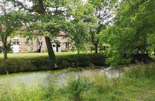 Chaillac House | A spacious setting surrounded by naturenThe castle and its cottage.