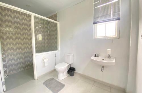 Tomohon Villa | A Spacious Tropical 4 Bedrooms with Bathrooms Villa Marion Tomohon with the view of Gunung Lokon