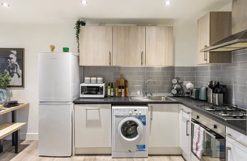 Lea Bridge Apartment | A Splash of Color: Spacious & Funky 3-BR Flat