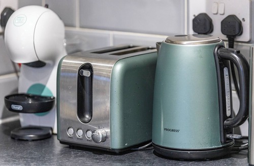 Lea Bridge Apartment | A Splash of Color: Spacious & Funky 3-BR Flat