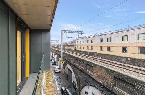 Lea Bridge Apartment | A Splash of Color: Spacious & Funky 3-BR Flat