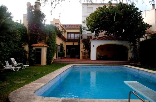 Pedreguer Ski Chalet | A stately oasis with a large garden 15 minutes from the beach