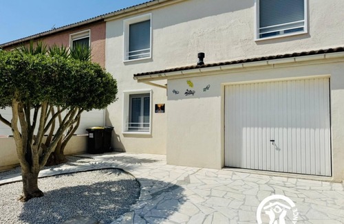 Trebes House | A stopover 10'from the medieval city of CARCASSONNE with jacuzzi pool and clime