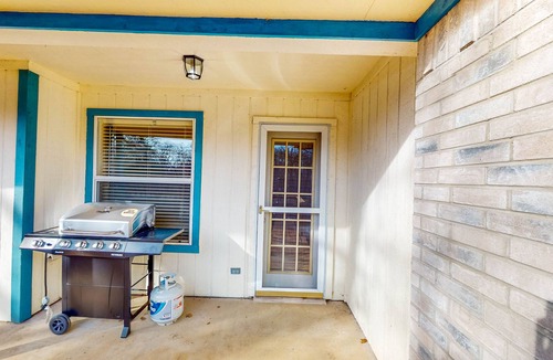 Azle House | A Stroll to the Lake