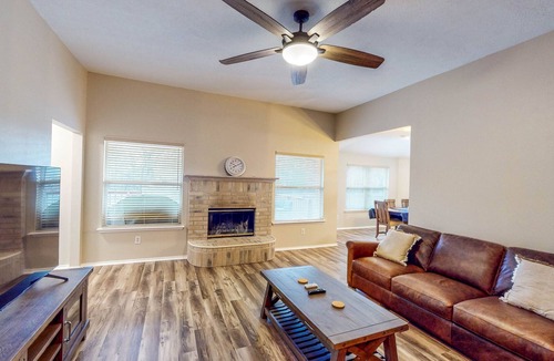 Azle House | A Stroll to the Lake
