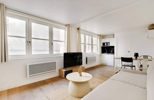 Gaillon Apartment | A Stunning 1-BR Apartment close to the Louvre