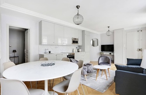 Madeleine Apartment | A Stunning 2-BR/2BA in Opéra - Saint-Lazare