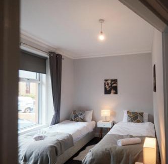 Larkhall House | A stunning And Slick Escape